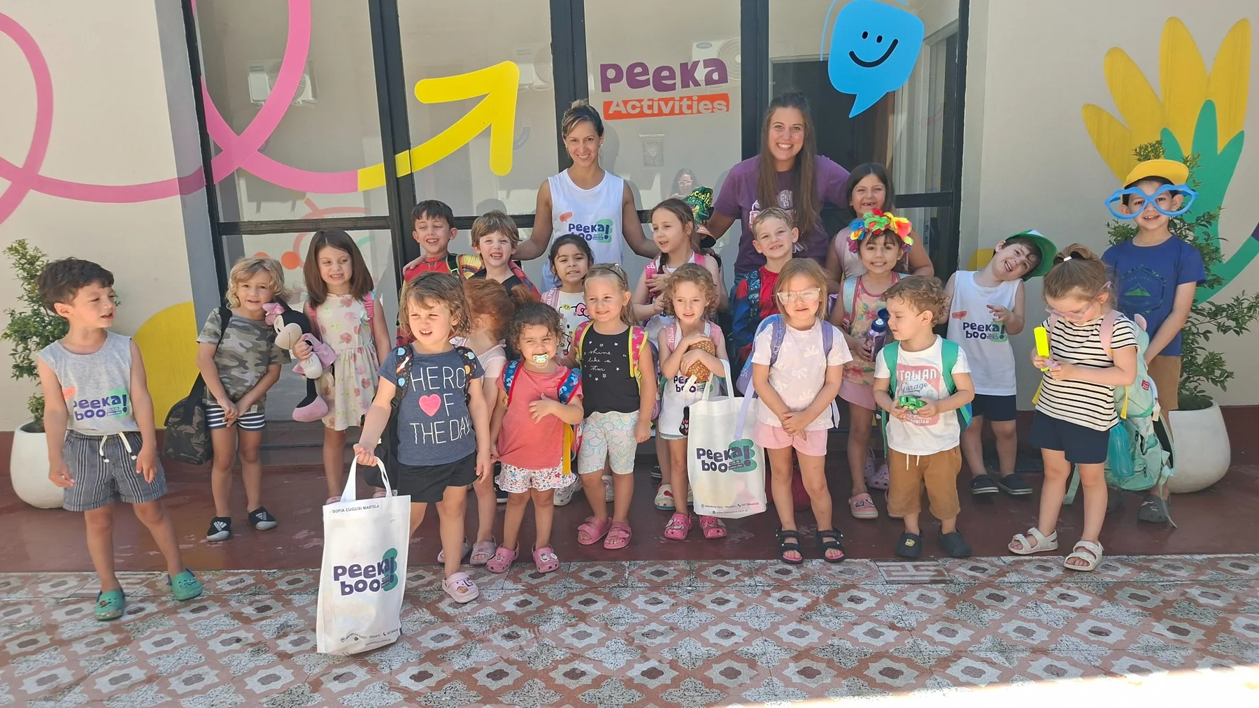 Niños y docentes en el ingreso de Fun in Summer