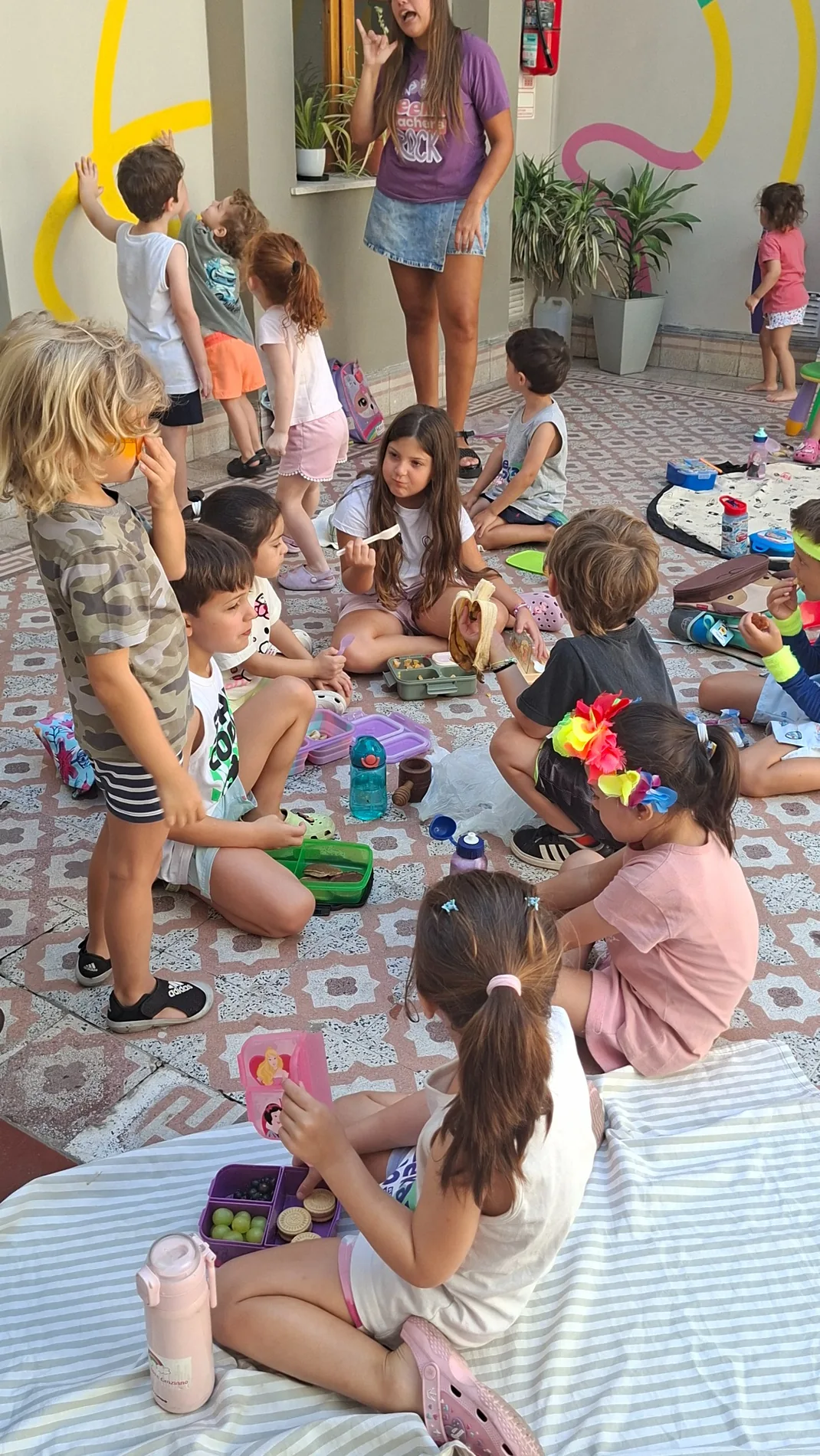 Niños compartiendo una merienda en el patio